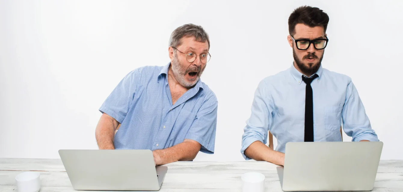 dos-colegas-que-trabajan-juntos-oficina-blanco.png